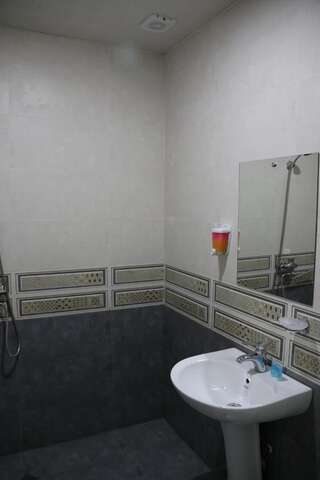 Отель hotel venus Тбилиси Классический четырехместный номер-3